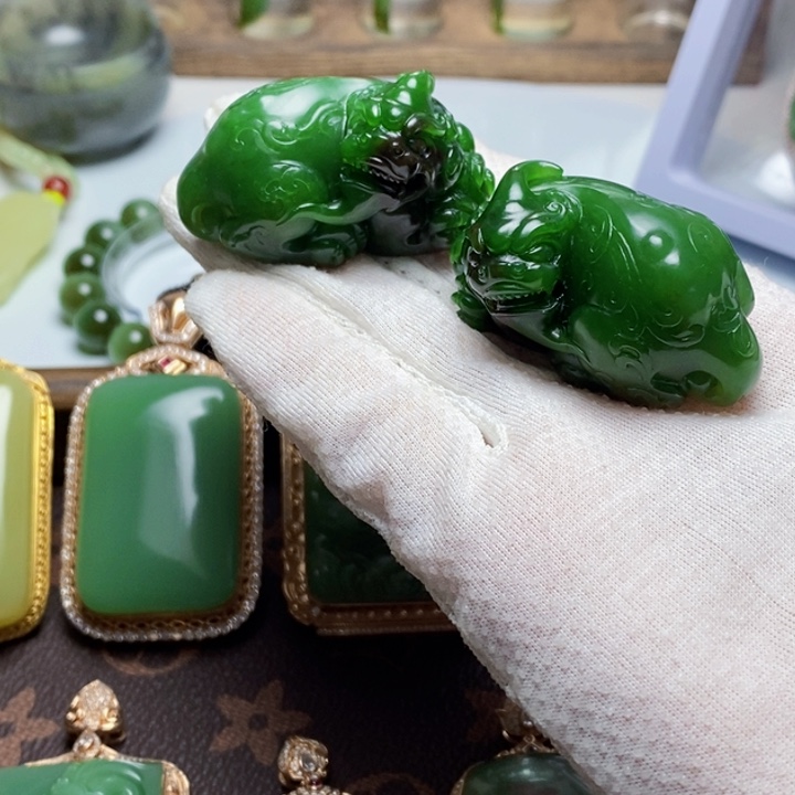 和田玉未镶嵌颈饰墨**斯