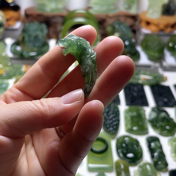 蛇纹石玉颈饰未镶嵌