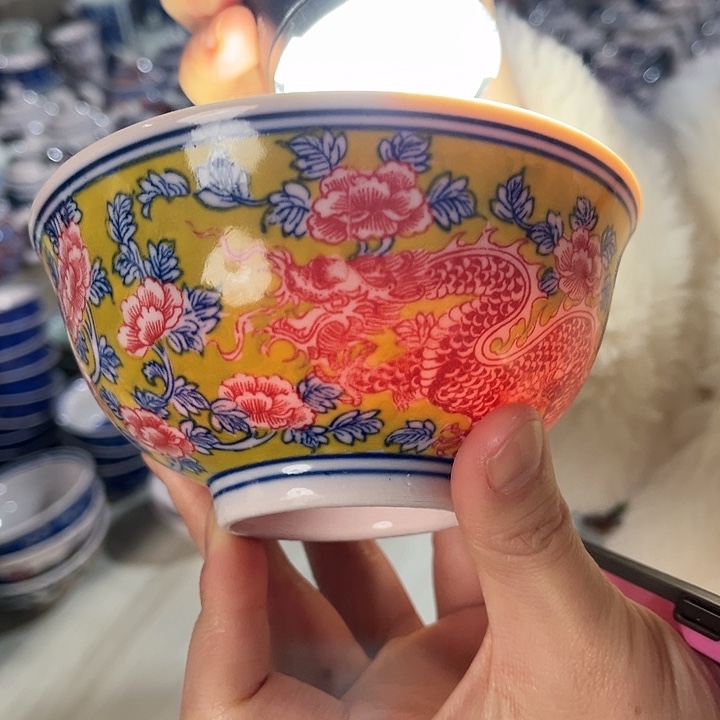 瓷片///////直径12.5厘米。红。