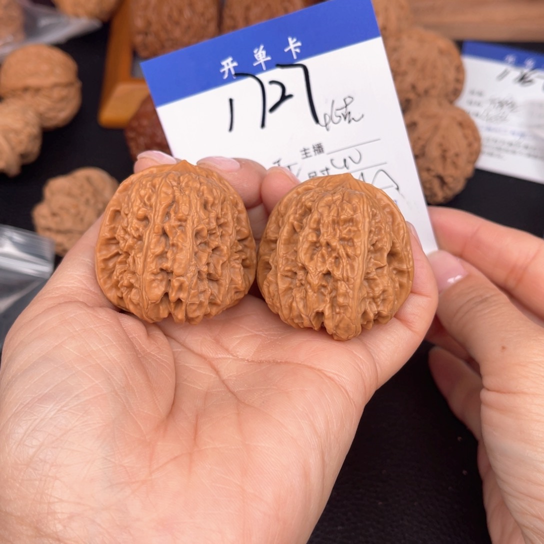 文玩核桃吊坠凹底40尺。 1727