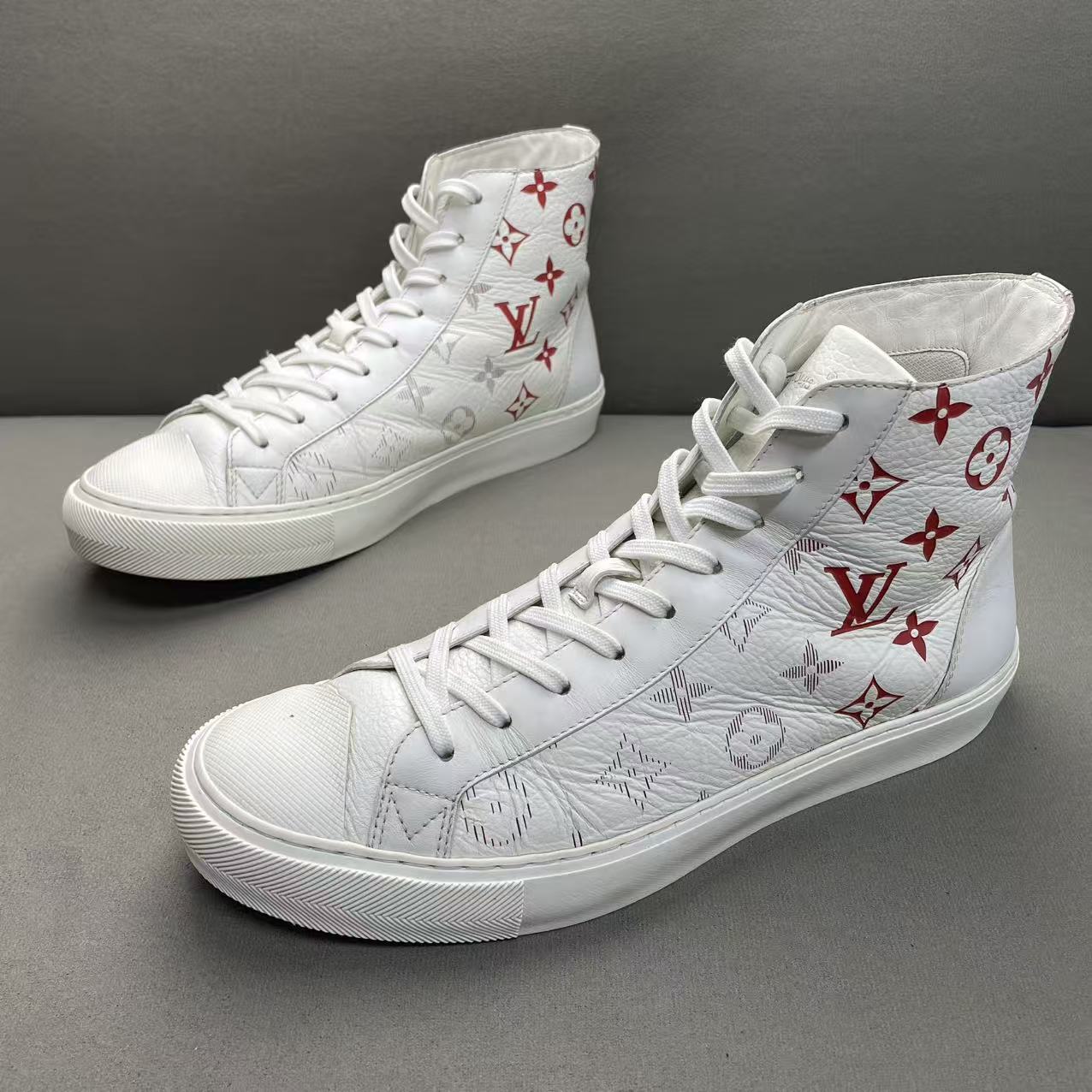 95新 LouisVuitton/路易威登 白色皮革面老花满印高帮板鞋 41码