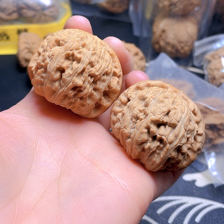 文玩核桃吊坠闷白一对