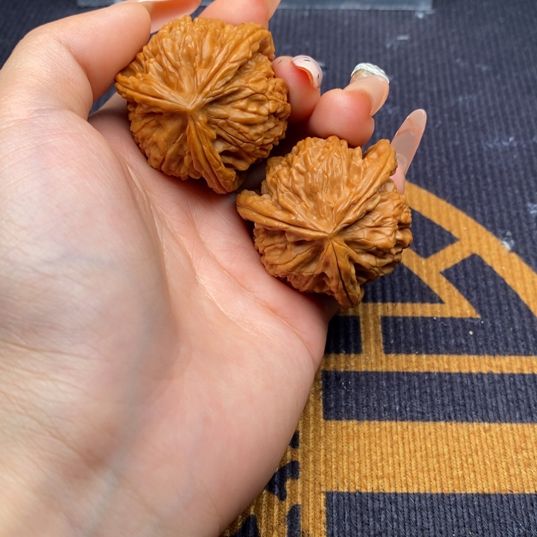 周***文玩核桃吊坠白狮子