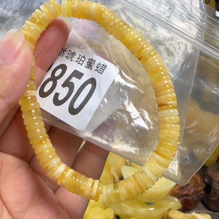 蜜蜡未镶嵌珠宝奇石多样性发其一