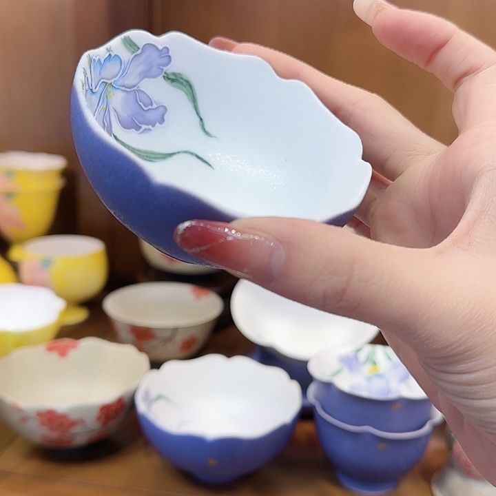 冰***李茶杯的设计是用小杯子和塑料