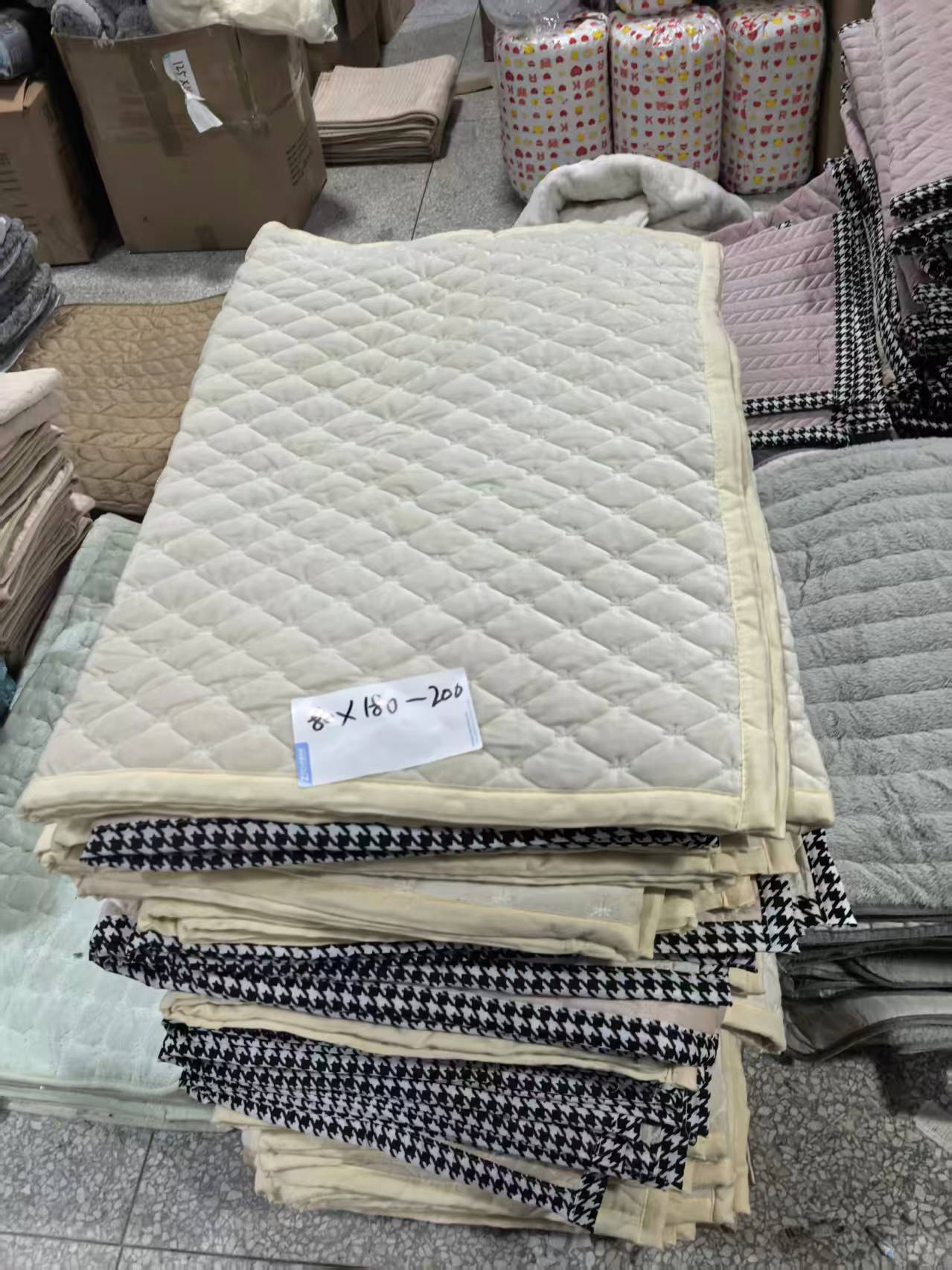 《厚广家》3楼80×180以上卡其色系加绒沙发垫 不挑色 发1张