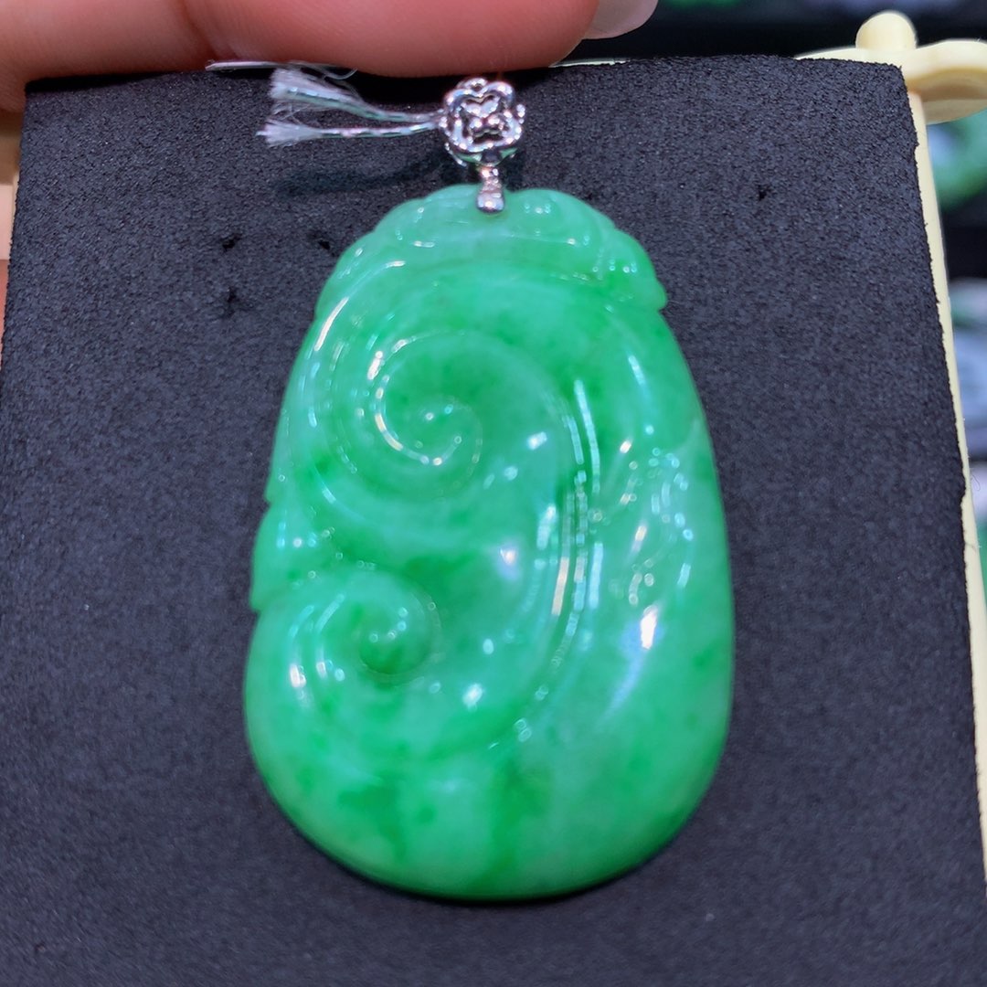 翡翠18K金镶嵌颈饰翡翠