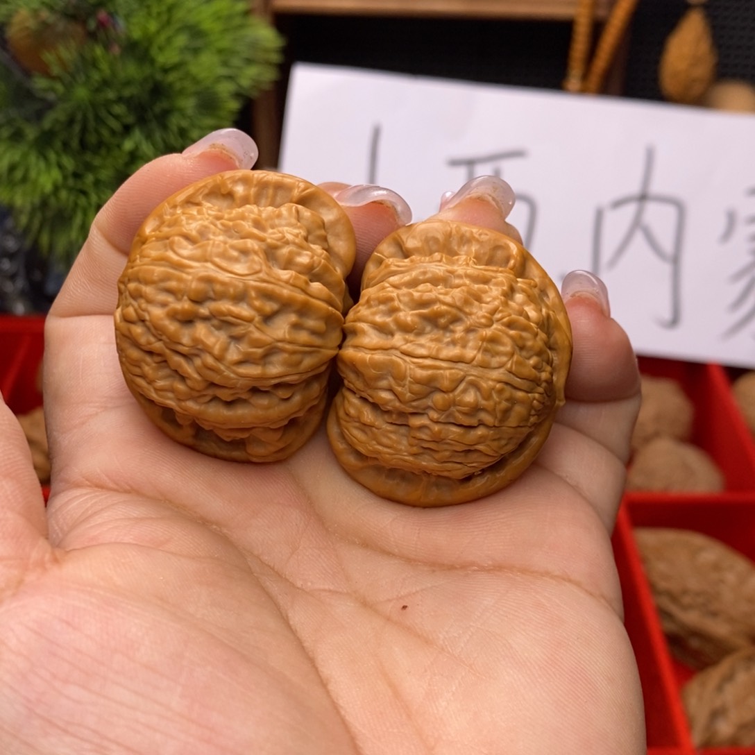 文玩核桃吊坠白狮子。边40。丹wx