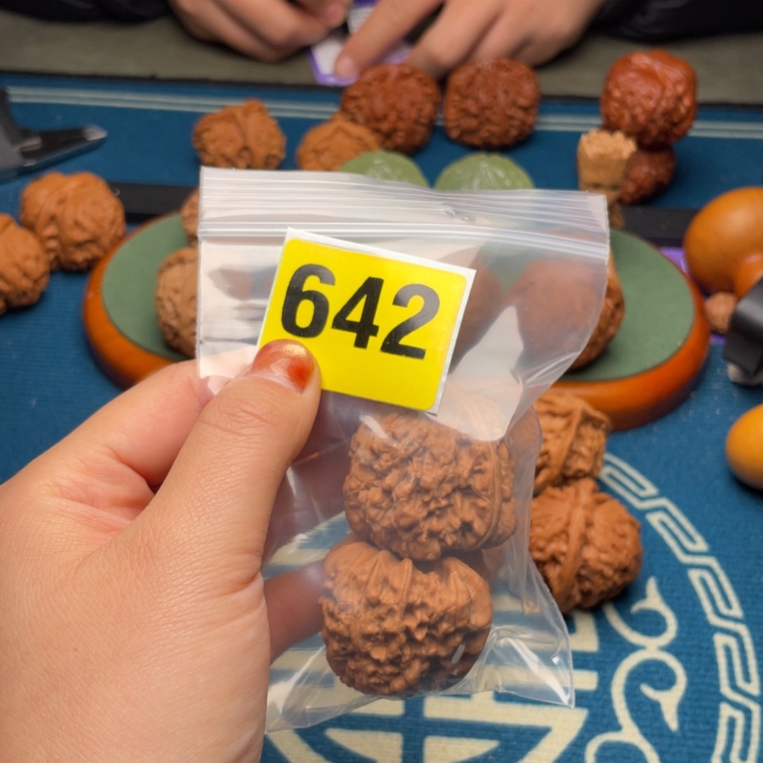 东***君文玩核桃吊坠41凹底642号