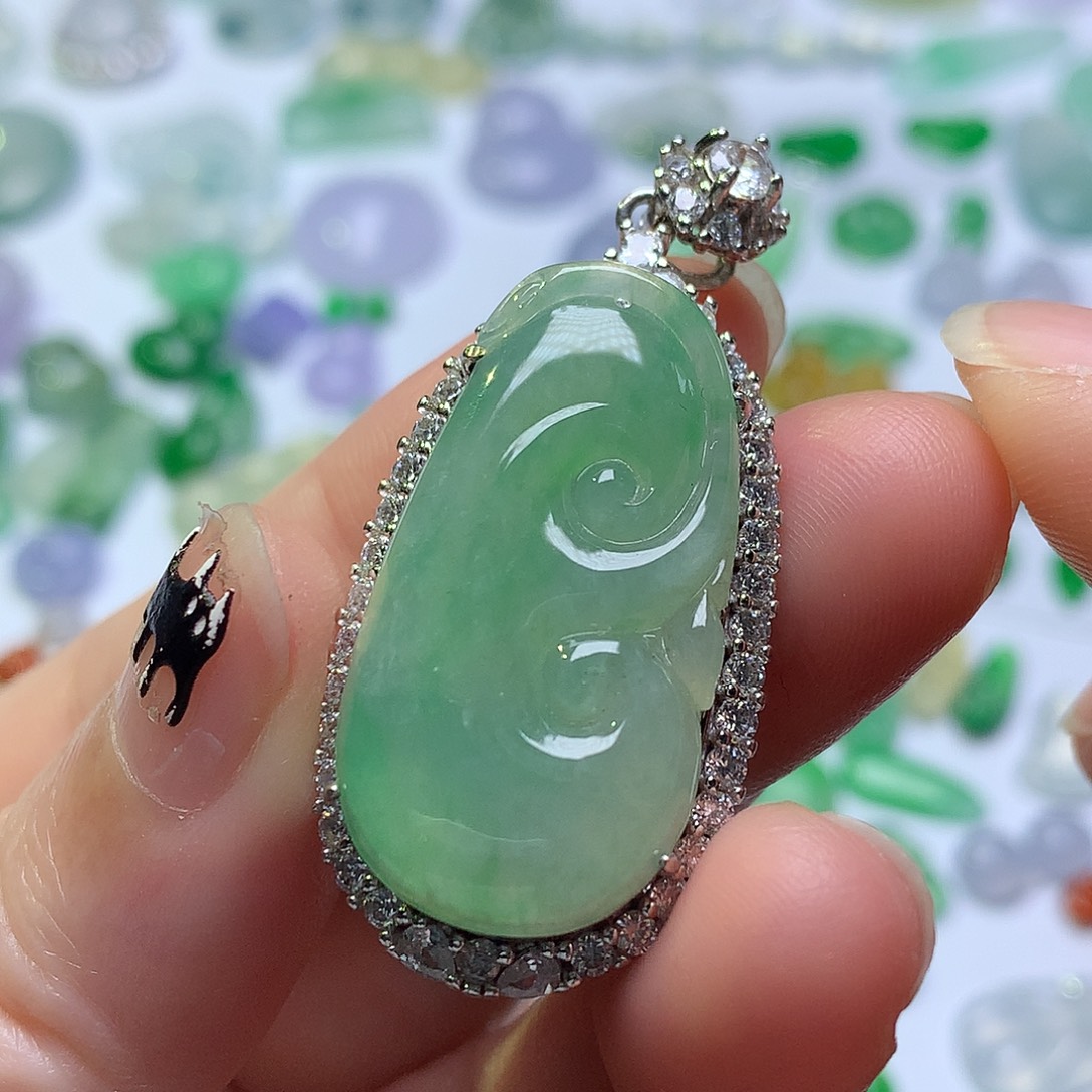 翡翠未镶嵌颈饰如意