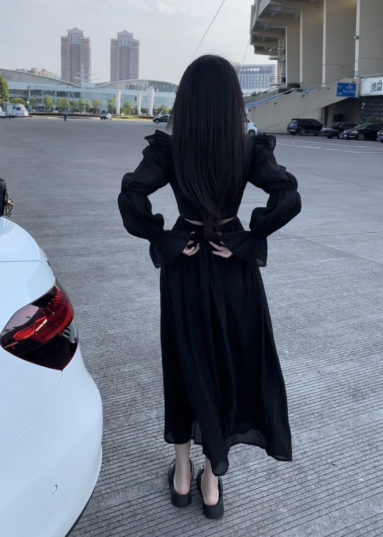 法式方领纯色系显瘦修身飞飞袖漏腰绑带连衣裙