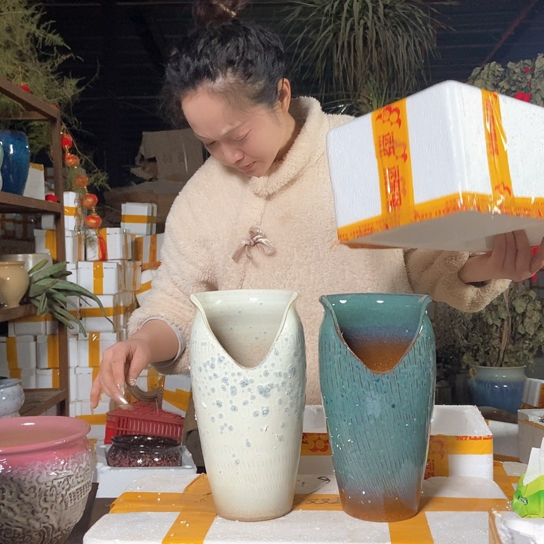 红陶花盆里栽松了一