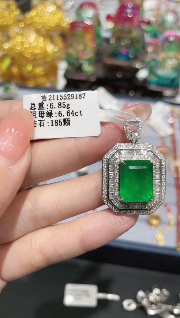 18K金镶嵌天然祖母绿吊坠