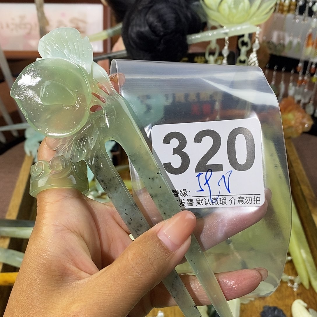 王***华未镶嵌蛇纹石玉发饰