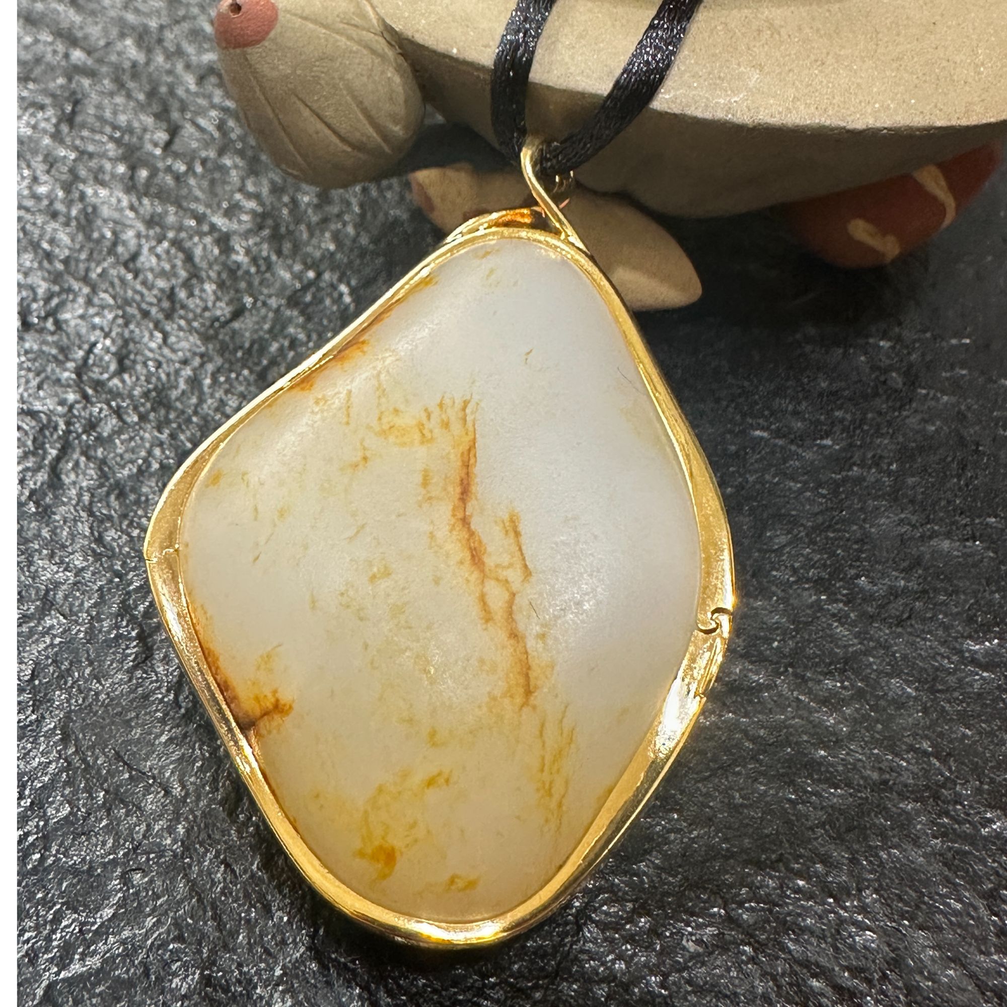 34.7克零星红皮白肉牌子原石