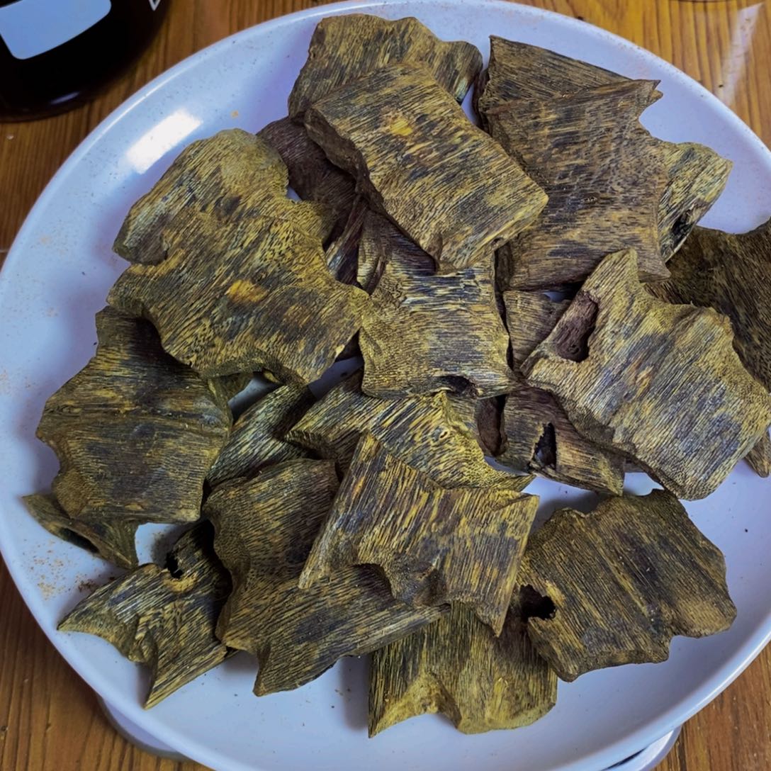 小***飞沉香碎屑沉香棋楠蓝宝石块料173克