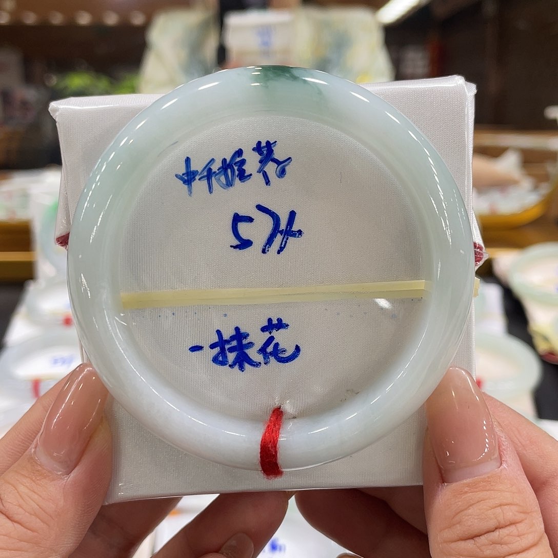 翡翠手镯未镶嵌翡翠