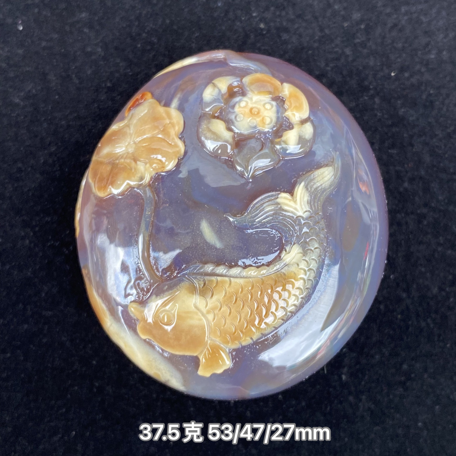 【小伊琥珀】37.5克紫蜜底白蜡俏色巧雕「年年有余」