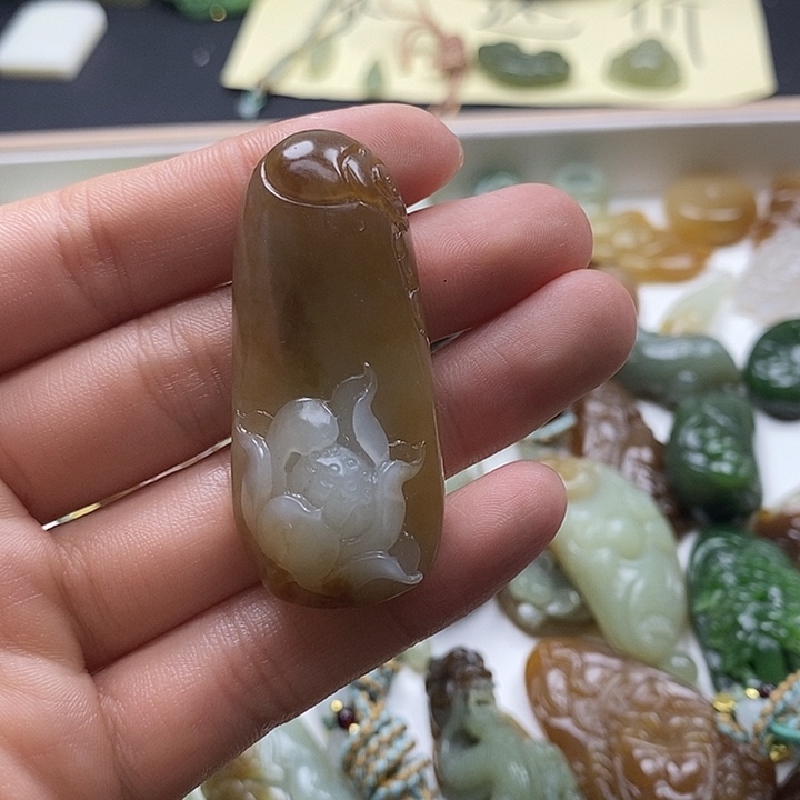 颈饰未镶嵌和田玉心**律