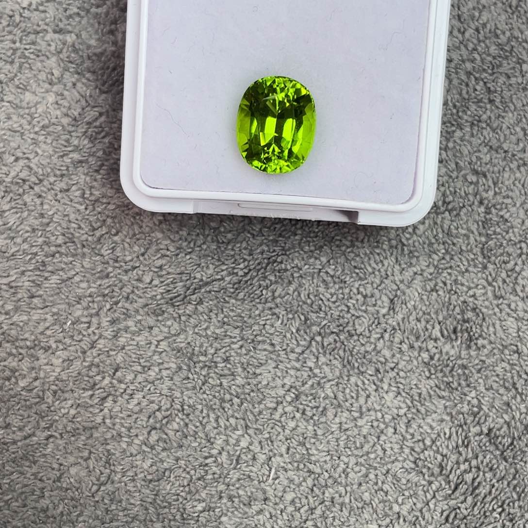 橄榄石裸石未镶嵌6.3Ct。  