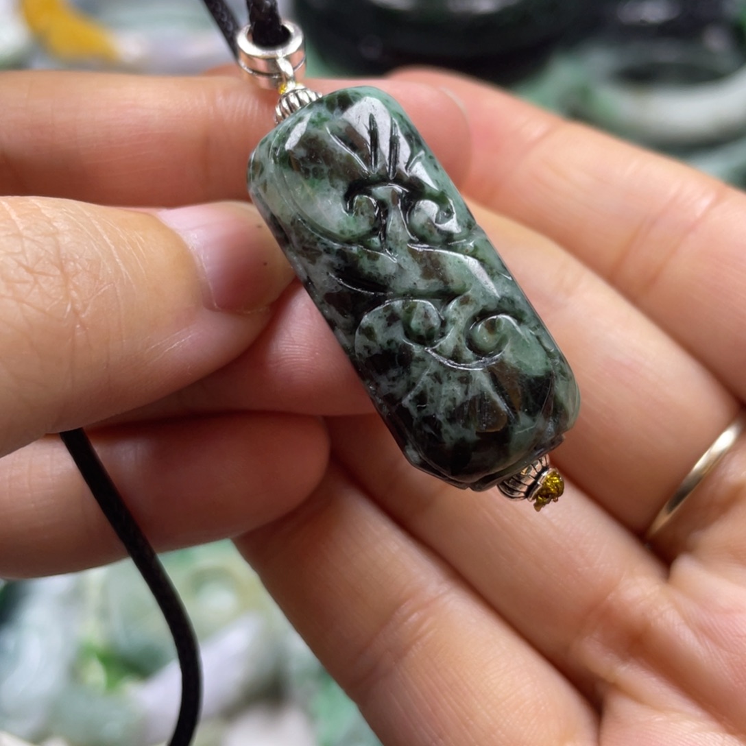 翡翠未镶嵌颈饰牌子