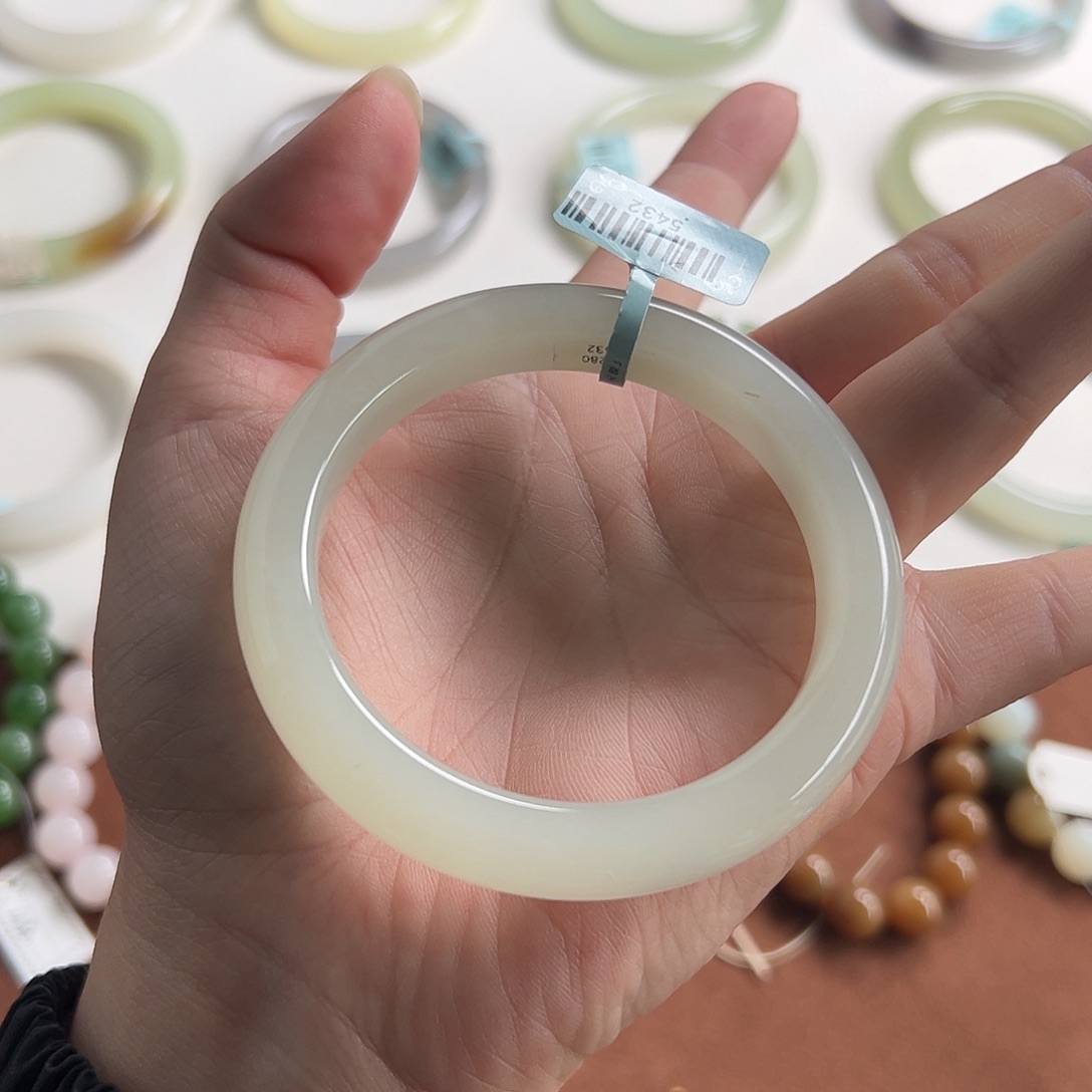 和田玉手镯未镶嵌