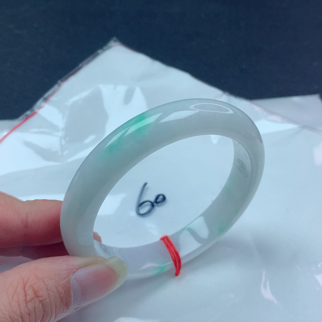 翡翠手镯未镶嵌翡翠手镯