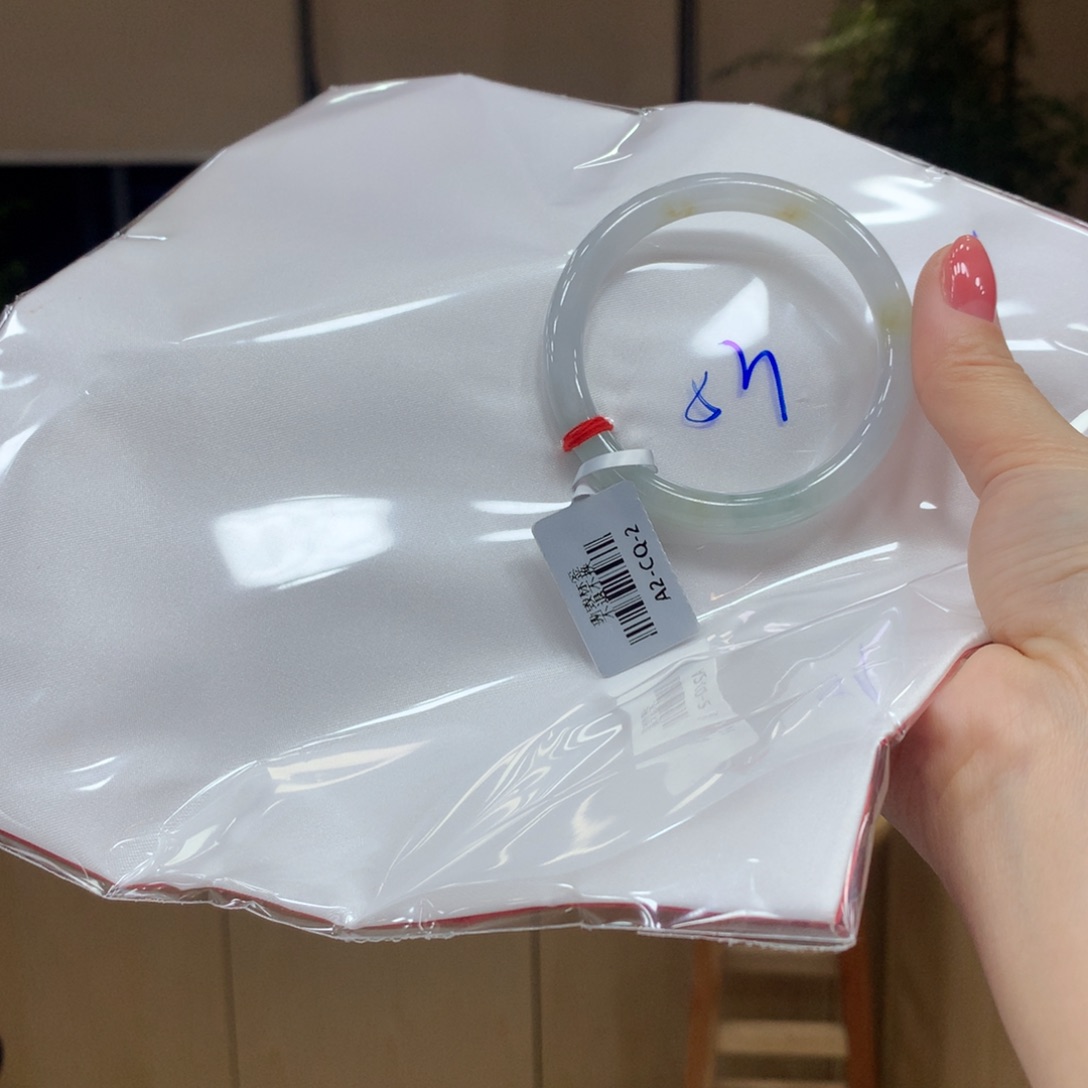 翡翠手镯未镶嵌不退不换