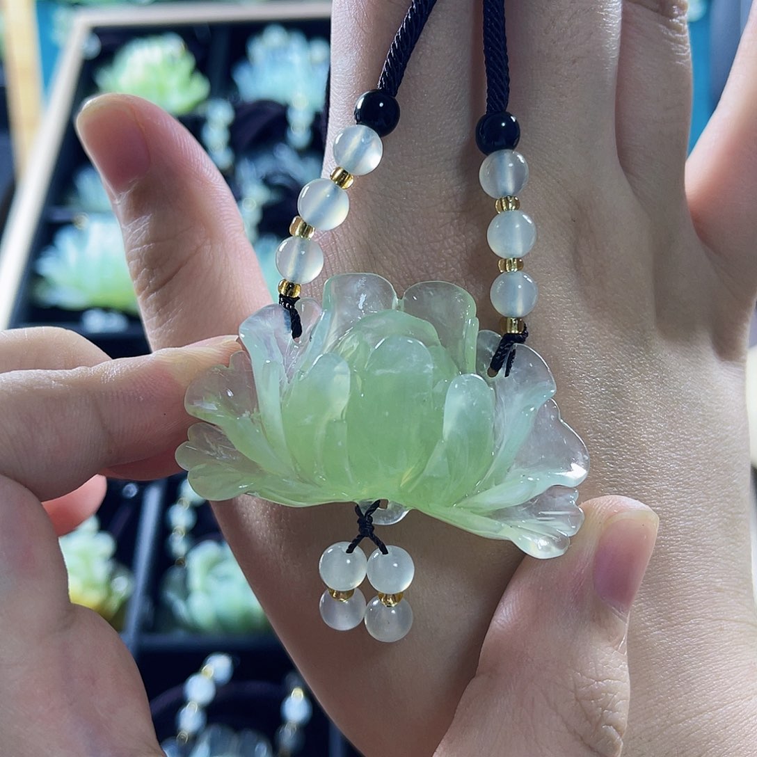 蛇纹石玉颈饰合金