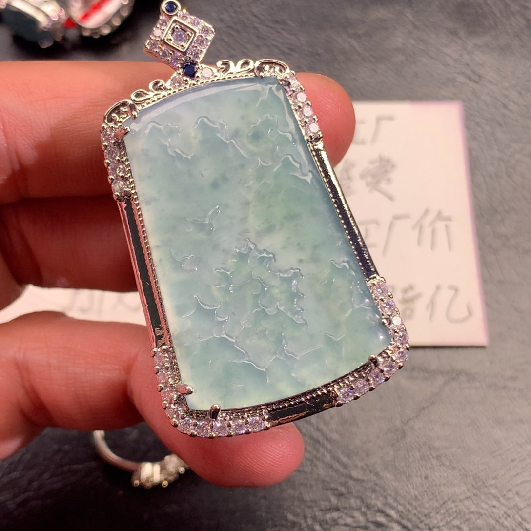 翡翠颈饰未镶嵌山水