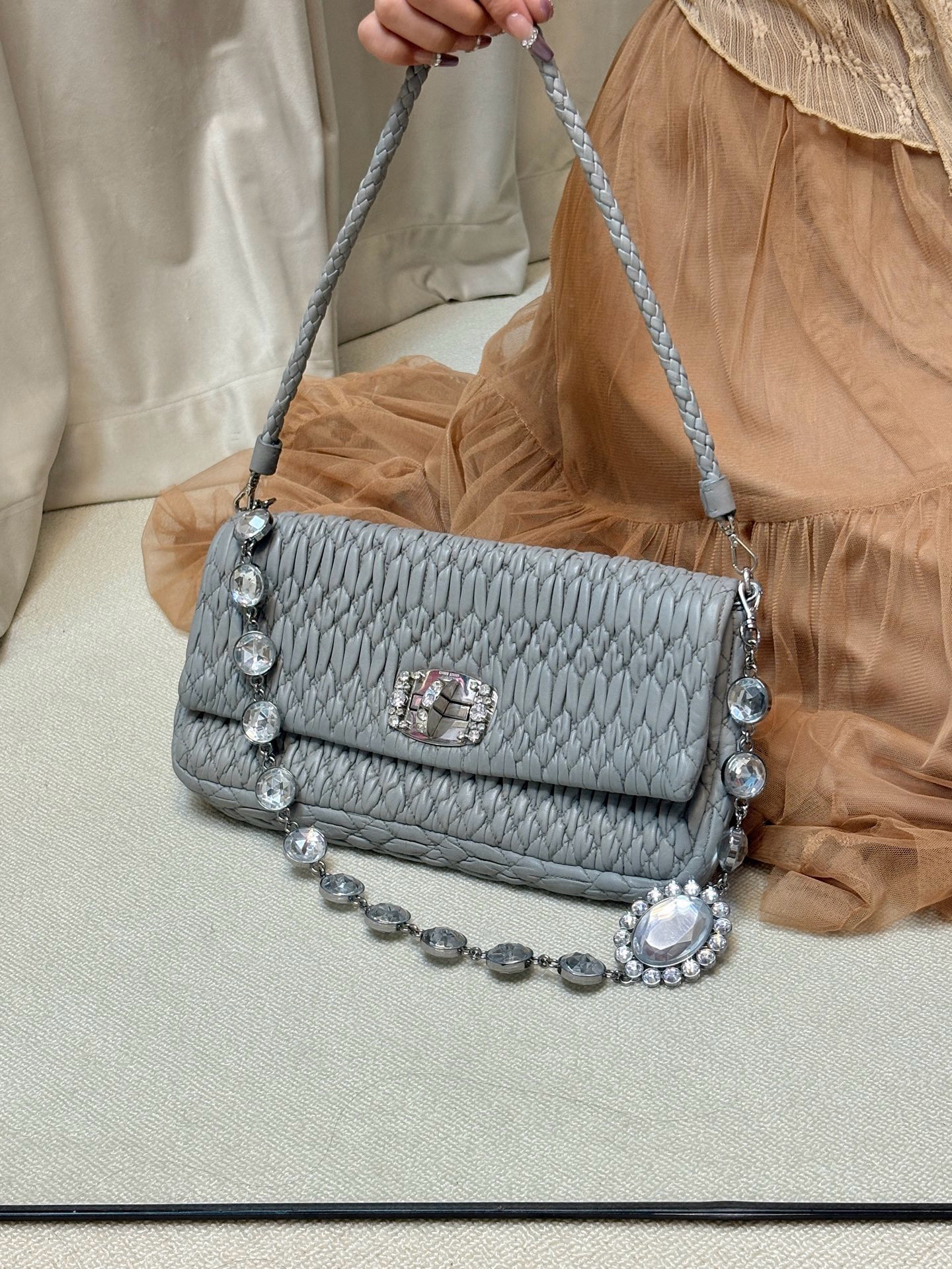 95新 MIU MIU/缪缪 miumiu 灰色法棍腋下单肩包(K)