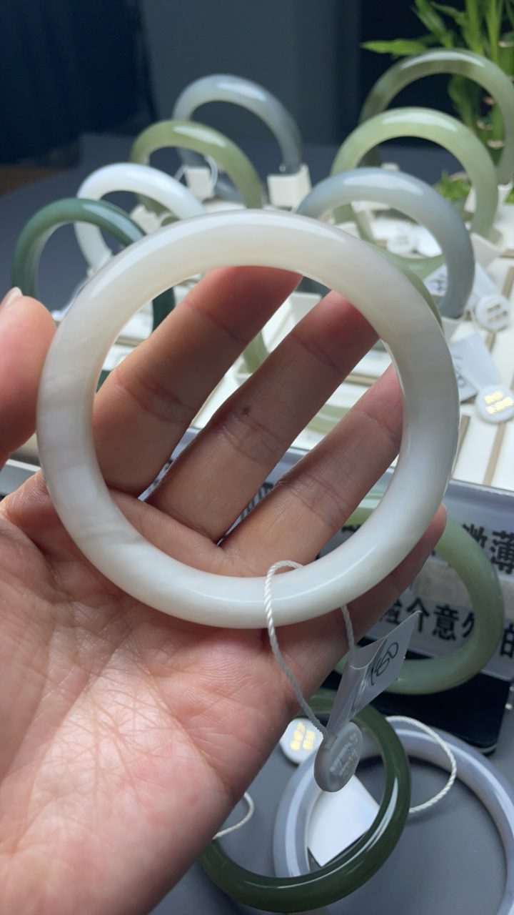 和田玉手镯，白月光。有包容棉