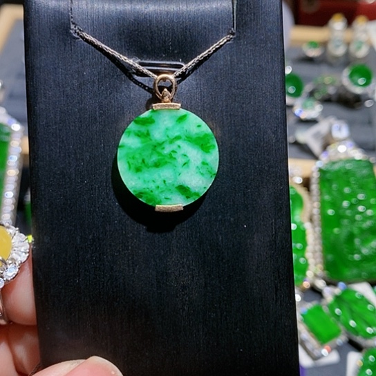 翡翠未镶嵌颈饰吊坠