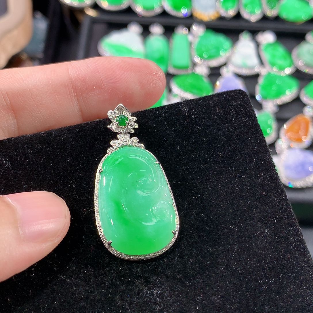 翡翠18K金镶嵌颈饰