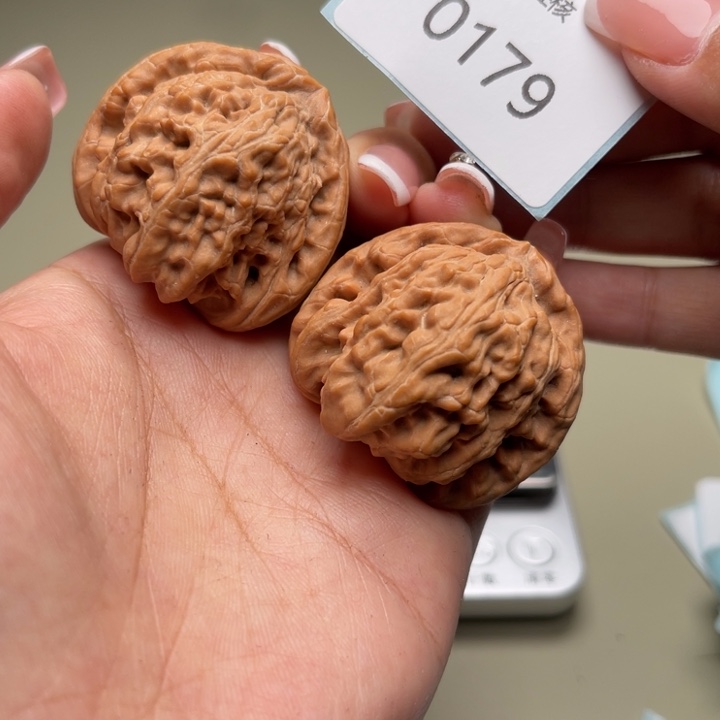 文玩核桃把件三角白38.0179