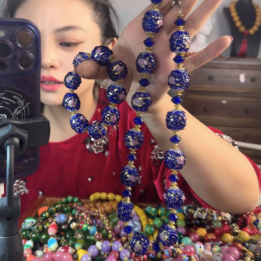 玻璃颈饰用****9老琉璃的故事是一个人的故事吗