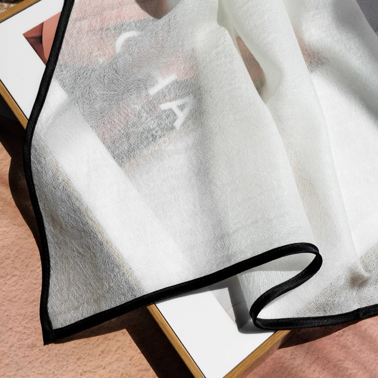 高端奢华200支戒指绒纯白色黑包边保暖围巾空调房披肩