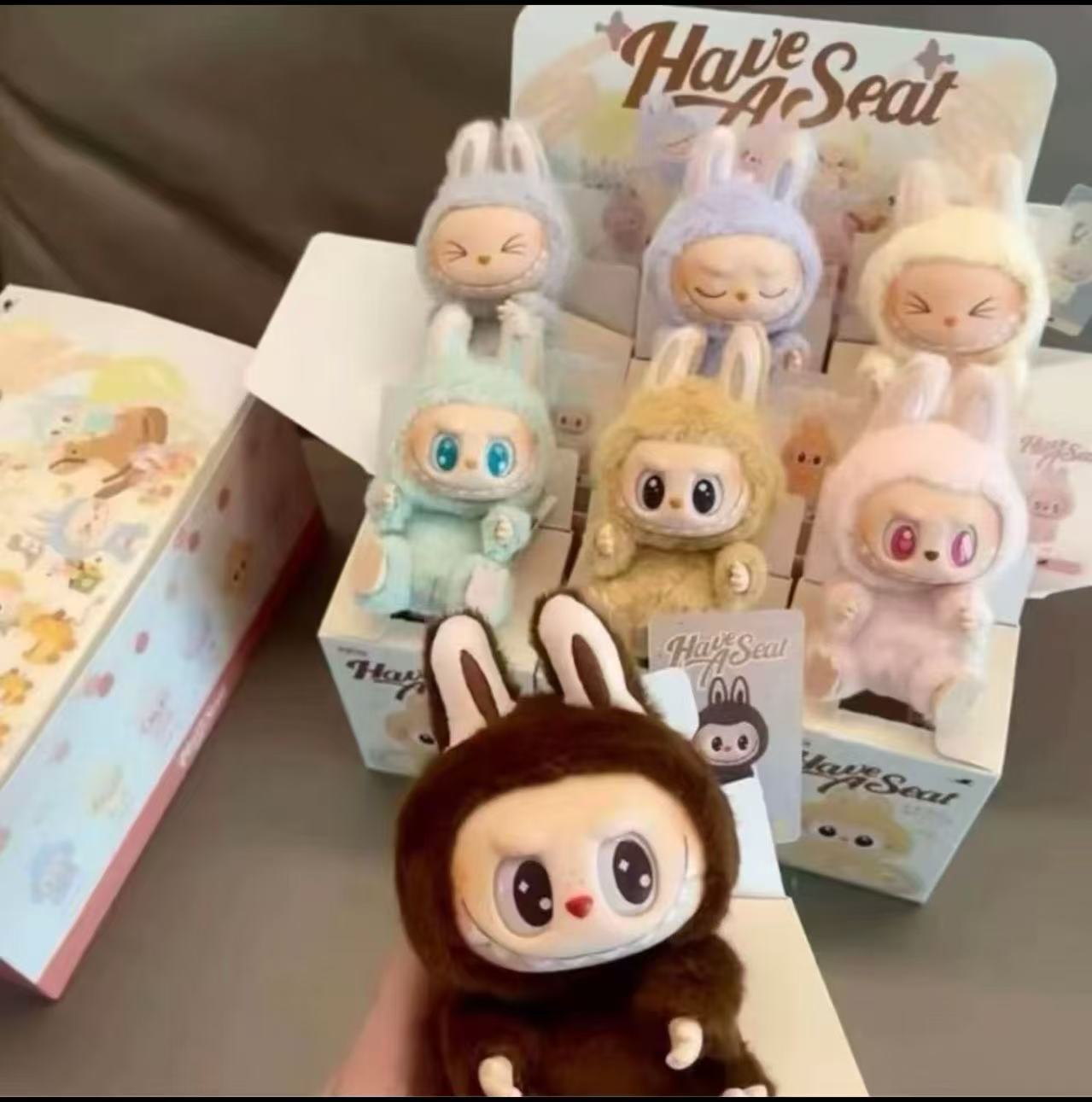 马卡龙盲盒二代坐坐派对款式搪胶脸毛绒挂件