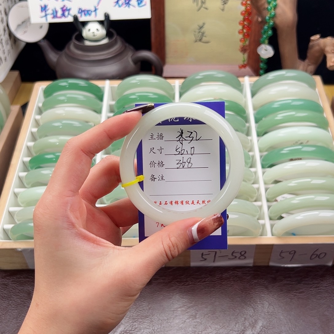 ？****石英质玉未镶嵌手镯
