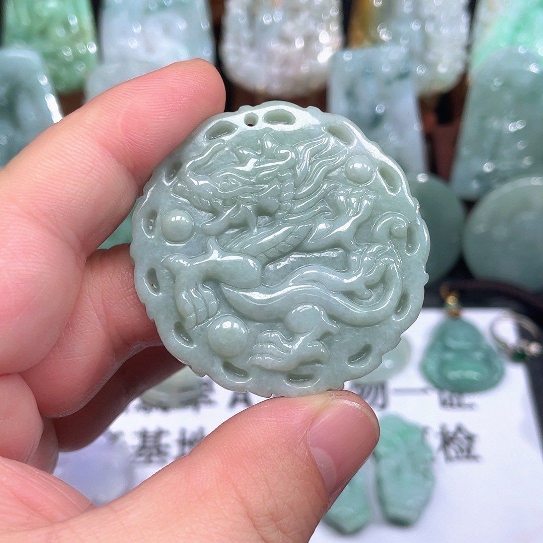 翡翠未镶嵌颈饰龙牌