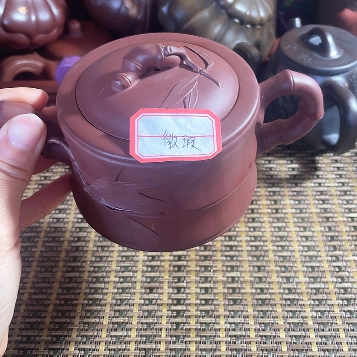 紫砂茶壶原矿泥料手工制作的紫砂壶。