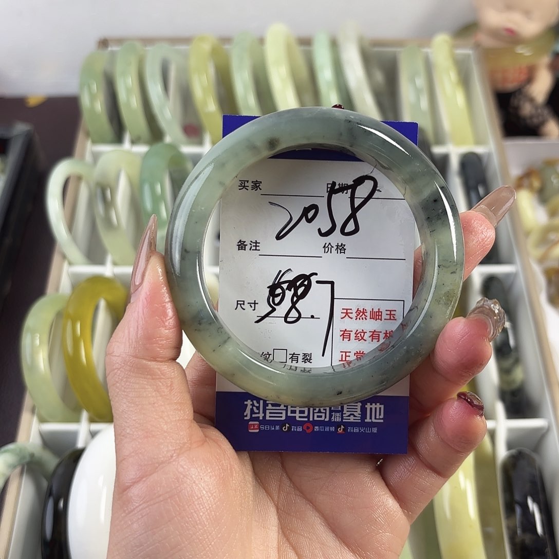 蛇纹石玉手镯未镶嵌?*