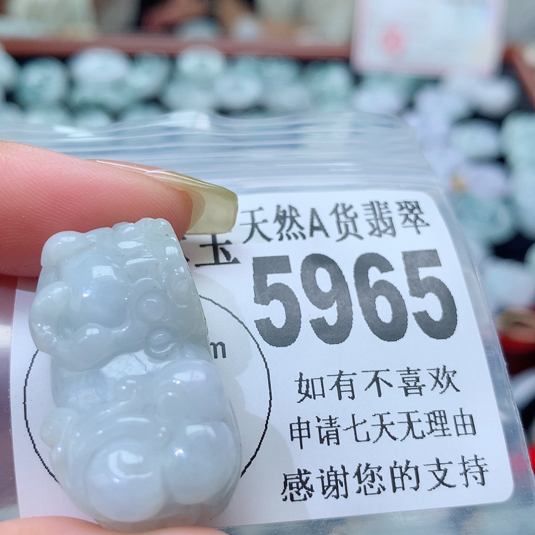 翡翠未镶嵌颈饰，