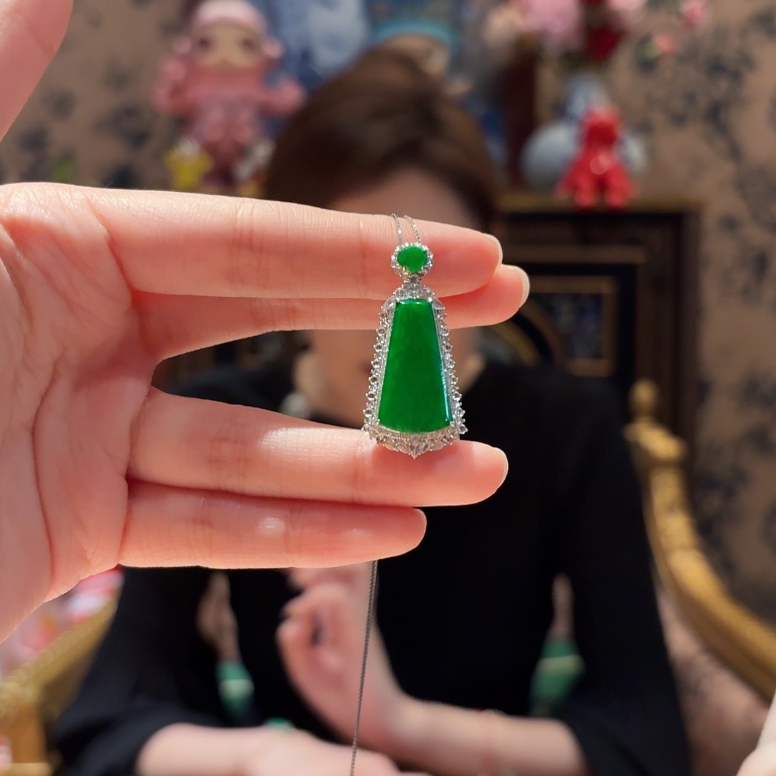 翡翠吊坠(赠链)18K金镶嵌