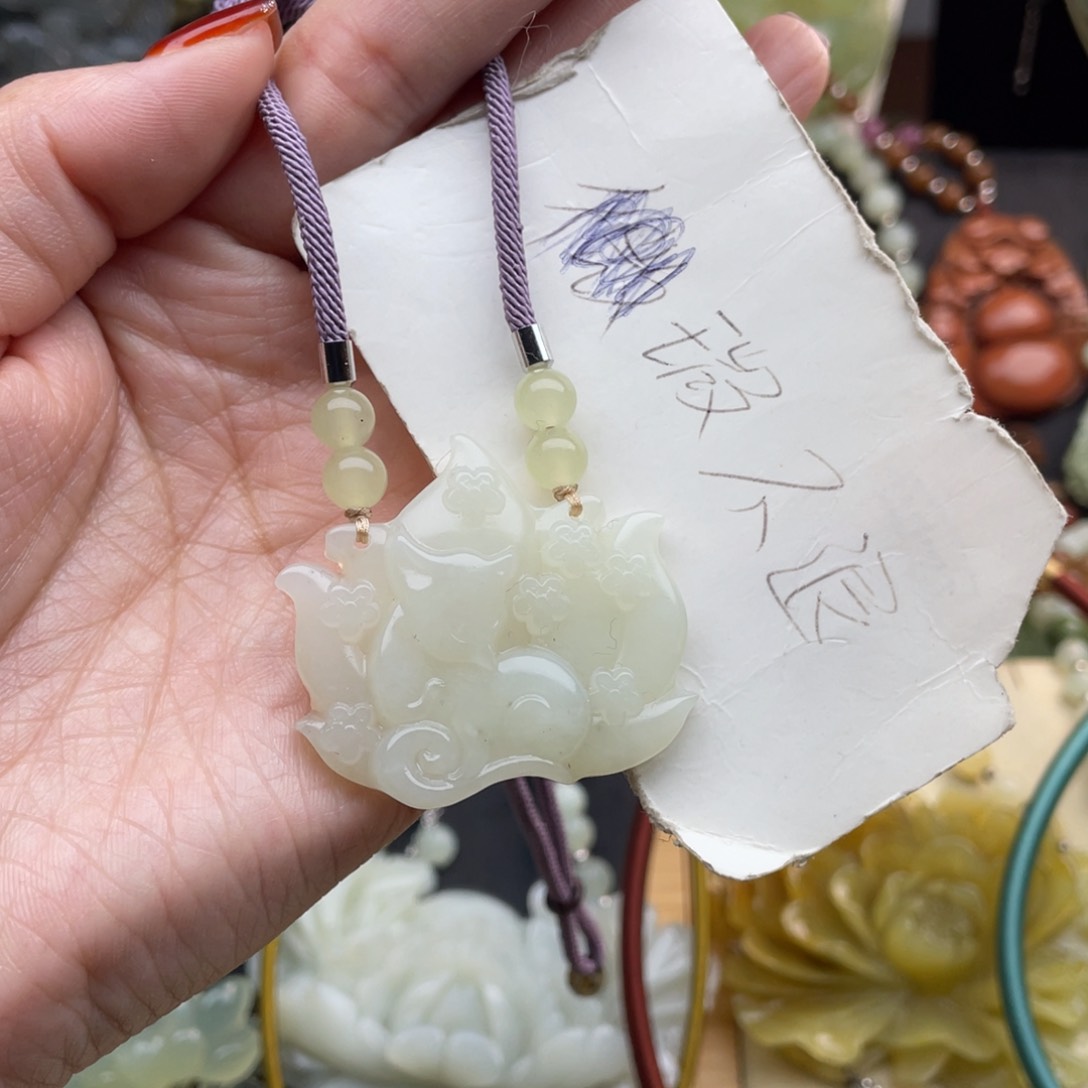 蛇纹石玉颈饰未镶嵌