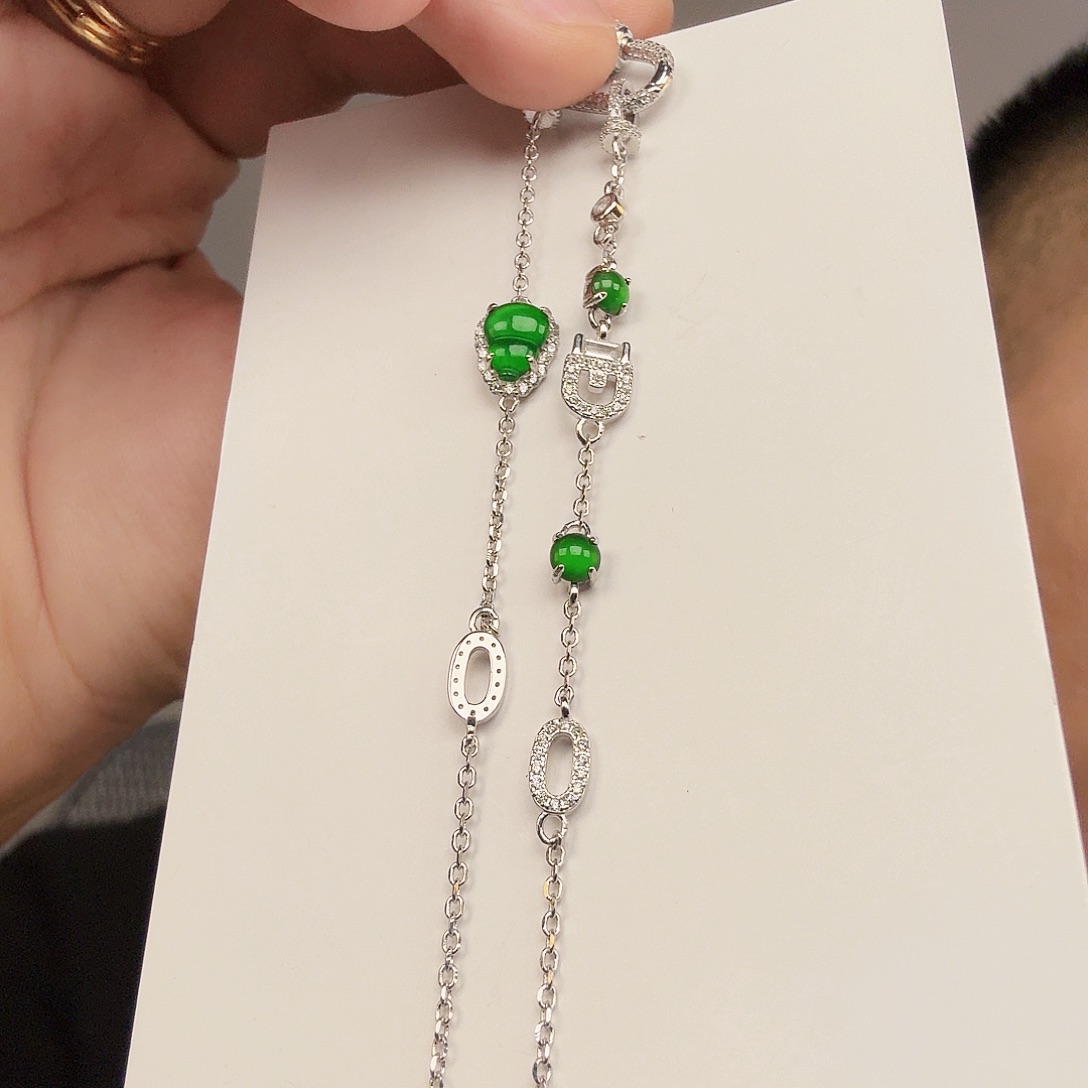 翡翠未镶嵌颈饰一件