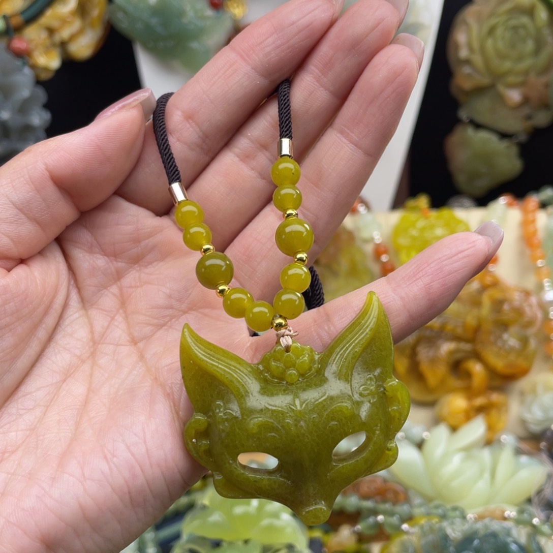 蛇纹石玉未镶嵌颈饰