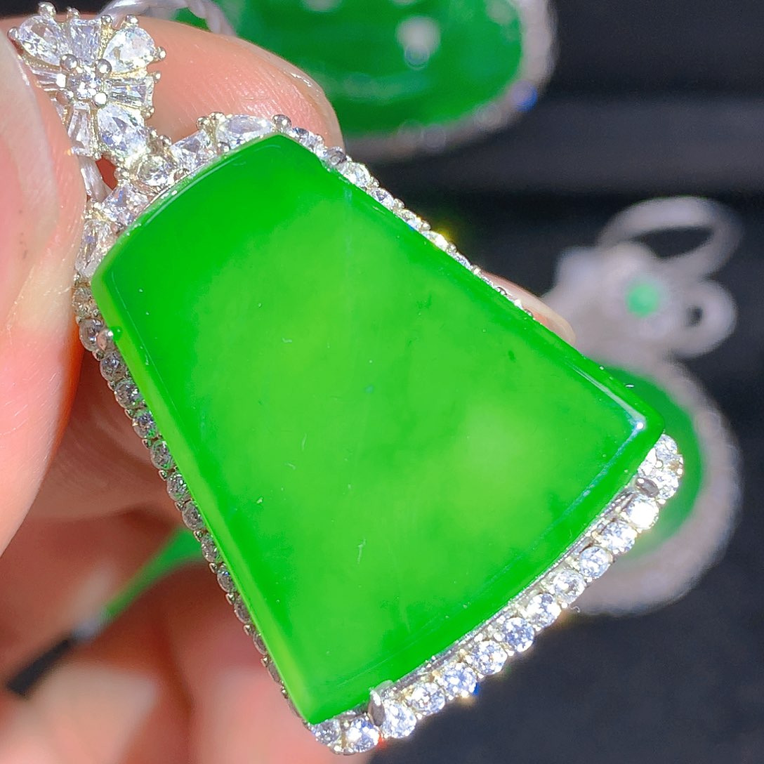 翡翠颈饰银S925镶嵌吊坠