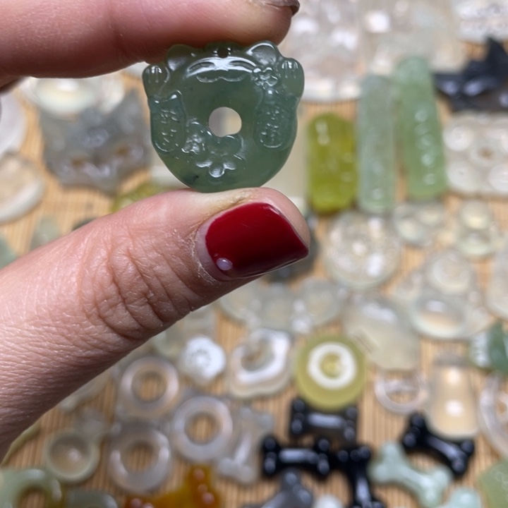 蛇纹石玉颈饰未镶嵌