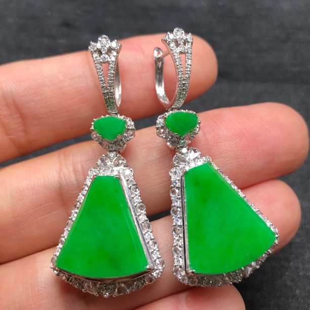 18 K金带钻镶嵌天然缅甸翡翠A货阳绿无事牌耳包
